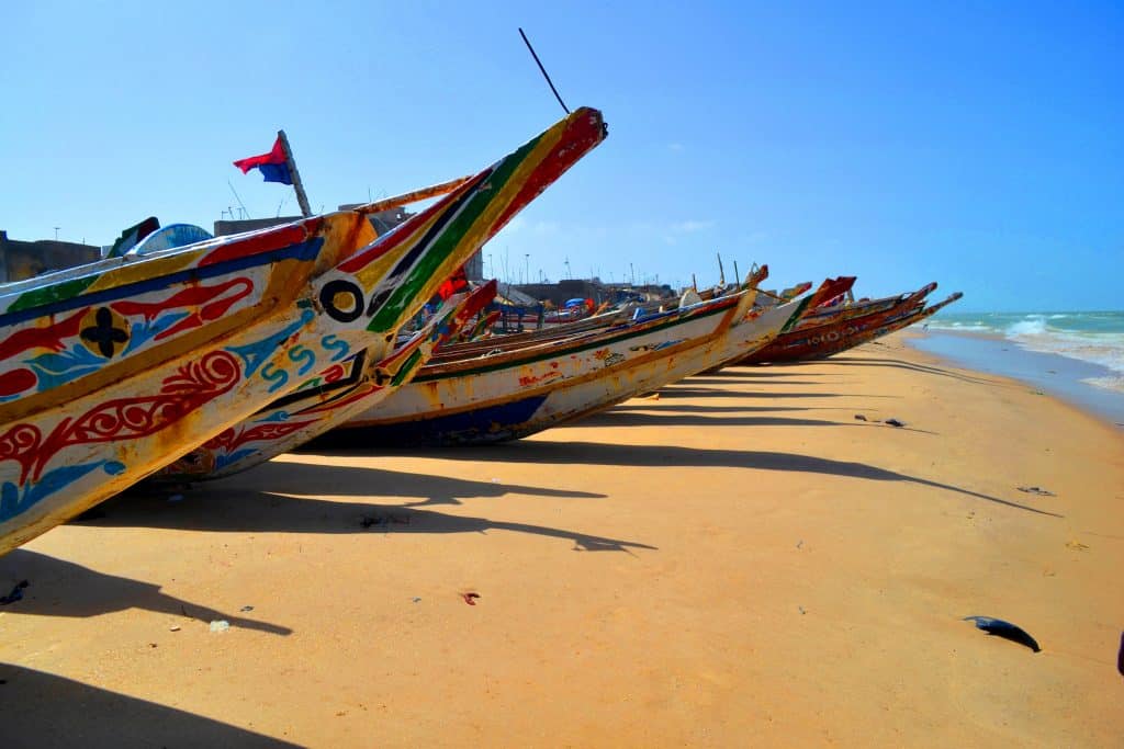 Bootjes op het strand van Senegal
