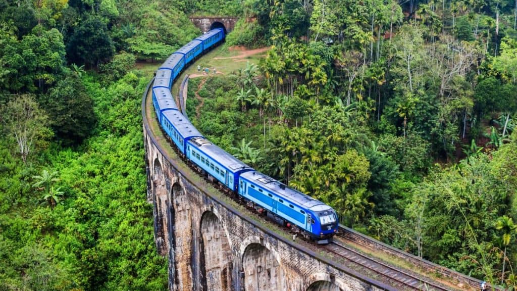 Trein op een brug in Sri Lanka