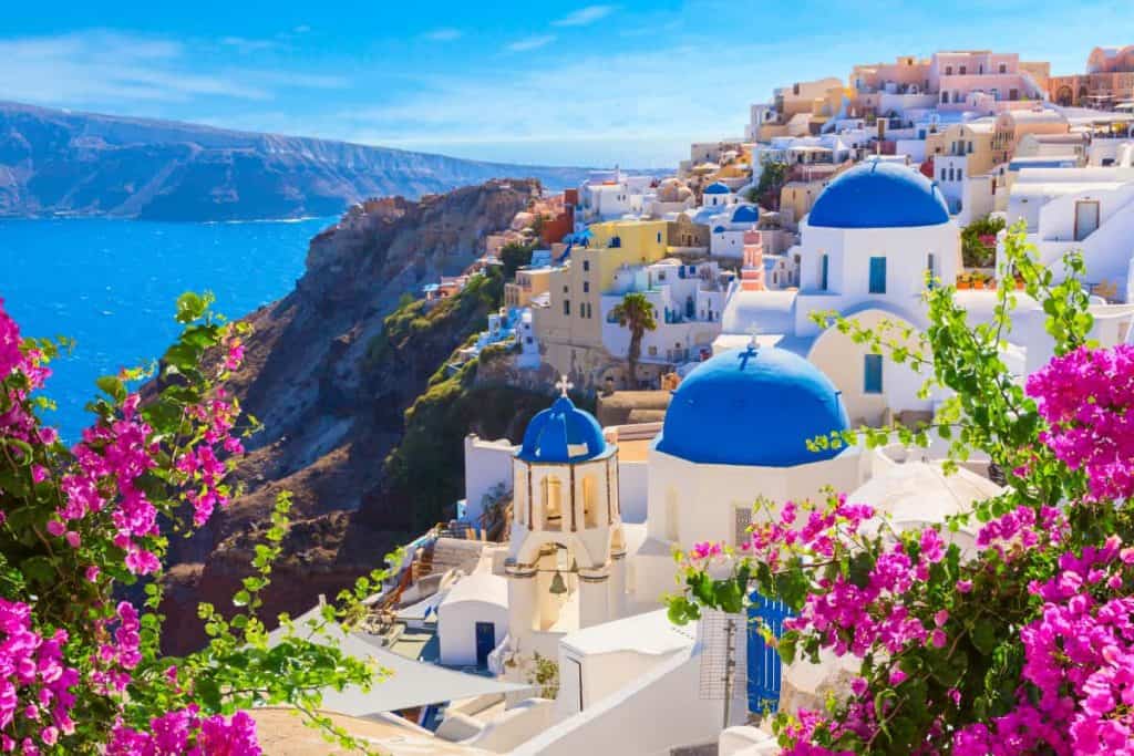 Uitzicht over de bekende witte en blauwe huisjes op Santorini, Griekenland