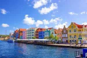 Gekleurde huizen in Willemstad, Curaçao