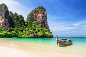 Strand in Thailand met een boot